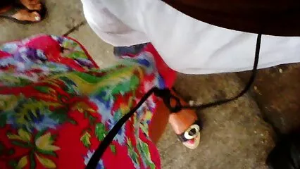سرخ لنجری میں برونیٹ سیکسی کتا بڑی چوچیان کو ہلاتی ہے اور بلو جاب دیتی ہے۔