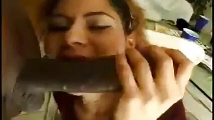 جرابیں میں ایک فل سیکسی فلم brunette ایک بولٹ کے ساتھ اس کے ہونٹوں کو پالش کیا ہے اور اسے orgasm پر سوار.