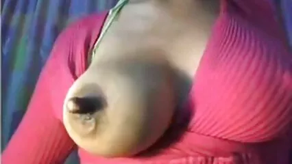 برونیٹ نے شروع کے لیے ڈک کو چوس لیا اور اس کی سیکسی تصویر ٹانگیں تیز کرنے کے لیے پھیلائیں۔