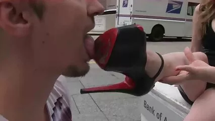 بوسٹی جینس گریفتھ نے کیرن لی عربی سیکسی کو اپنے شوہر کے سامنے چودنے کی پیشکش کی۔