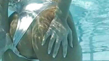 جرابوں میں بالغ ماں ایک نوجوان لڑکے کے ساتھ جنسی تعلق رکھتی انڈین سیکس ہے۔
