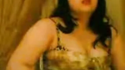 بڑے چھاتی سیکسی18 کے ساتھ خوبصورتی نے ڈبل دخول میں مردوں سے انکار نہیں کیا.