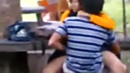 ایک نوجوان لڑکی کچن میں اپنے دوست کے ساتھ سیکس کرنا چاہتی تھی۔ لڑکی سیکس