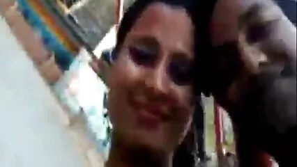 ایک بڑا ڈک والا لڑکا سیکس فل پچھواڑے میں ایک سیکسی لڑکی کو چودتا ہے۔