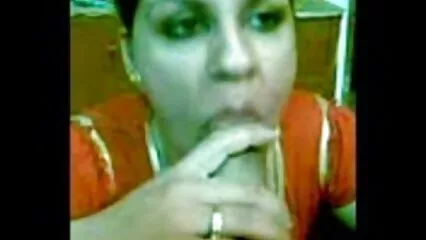 ایک blowjob کے بعد گرل فرینڈ تنگ مقعد میں ایک ڈک حاصل کرنا سیکسی لڑکی چاہتا ہے.