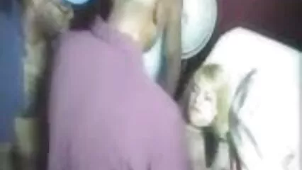 ٹیٹو سنہرے نیو سیکسی بالوں والی پک اپ کے دوران روسی لڑکے کی طرف سے fucked ہو جاتا ہے.