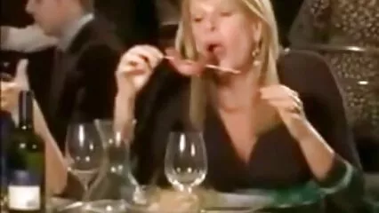 BBW strapon چوستا ہے اور FFM جنسی میں لڑکے کے سیکسی ویڈیو سیکسی ساتھ doggystyle fucks.