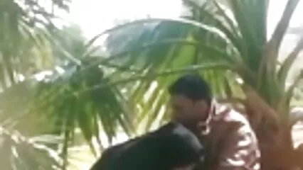 تین ہم جنس پرستوں نے ایک دوسرے کو کاجل سیکس کونی اور مشت زنی کے ساتھ گروپ سیکس سے خوش کیا۔