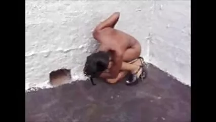 پتلی خوبصورتی دوہری دخول سے آہ و زاری کرتی ہے اور خلا میں دیسی سیکس کم ہوجاتی ہے۔