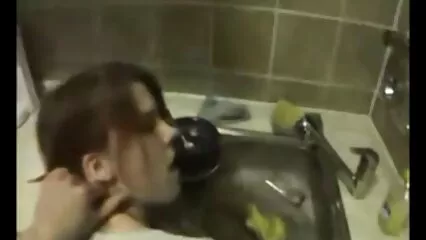سونے کے کمرے میں کتا سیکسی پڑی جرابوں میں برونیٹ ایک لڑکے کے ساتھ کلاسک جنسی تعلقات رکھتی ہے۔