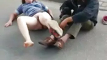 بڑی چھاتی کے ساتھ ایک brunette کشمیری سیکسی ایک ٹیٹو پریمی کے سامنے اس کی ٹانگیں پھیلائی.