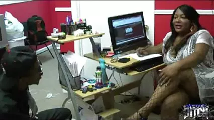 لڑکی گرم غسل میں بیٹھی دوست کا سخت لنڈ لڑکا سیکس چوس رہی ہے۔