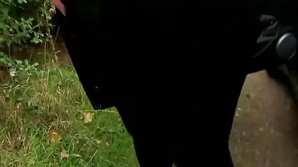 بڑا آدمی ایک سیکسی عربی بڑے لنڈ کے ساتھ پچھواڑے میں پریشان کن گرل فرینڈ کو چودتا ہے۔