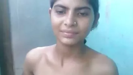صوفے پر روسی سیکسی فلم لڑکی گرم سیکس کے لیے اپنی ٹانگیں پھیلاتی ہے۔