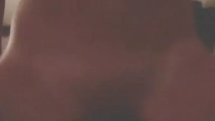 brunette اس کے پیٹ ہارس سیکس پر پڑا ہے اور ایک گلابی بلی میں کسی نہ کسی طرح کی آواز سے کراہ رہی ہے۔