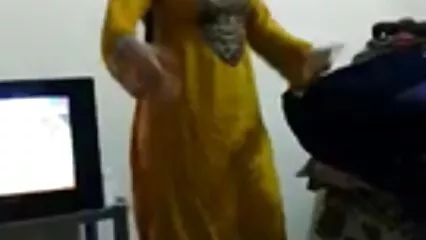 بڑی چھاتی کے ساتھ ماں ایک سیکسی ویڈیو نرم صوفے پر ایک blowjob اور مقعد جنسی کے لئے اس کا منہ کھول دیا.
