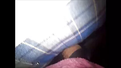 باتھ روم میں کاجل سیکس ٹیٹو والی ماں نے ایک نوجوان کے ساتھ جنسی تعلقات قائم کیے ہیں۔