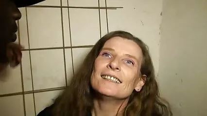 بڑی چھاتی کے ساتھ brunette ایک داڑھی والے آدمی کے ساتھ fucks. سیکسی فارسی