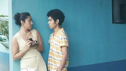 نوجوان لڑکی نے اپنا گلابی پاجامہ اتار دیا اور ایک دوست سیکسی کوردی کے ساتھ گھر میں بنی پریمیئم پورن شوٹ کیا۔