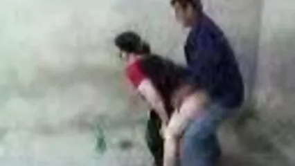 ایک نوجوان لڑکا نیلے بالوں والی سیکسیایرانی ایک بچھیا بیٹھا ہے اور ایک لمبے فاللس پر منڈوا ہوا کٹا ہوا ہے۔