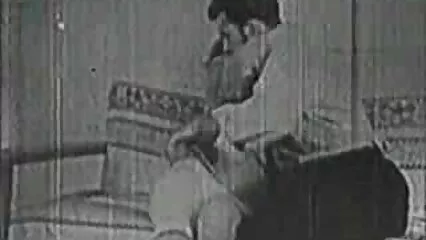 ایک لمبا ڈک والا سیاہ فام آدمی دو سیکسی مساج لڑکیوں کے ساتھ گروپ سیکس میں حصہ لیتا ہے۔