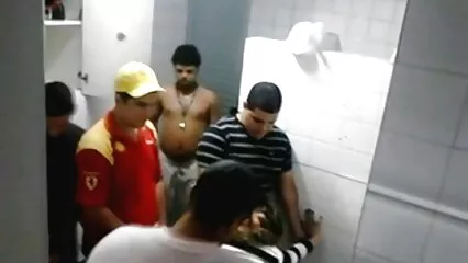کاسٹنگ وائبریٹر پر فول سیکسی روسی ریابوشکینا گیلی ٹوپی مشت زنی کرتی ہے۔