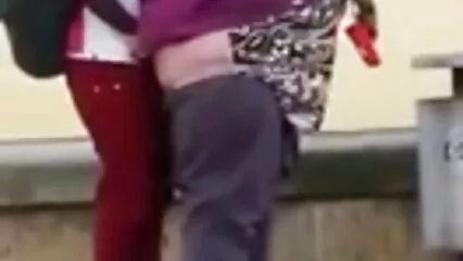 ٹیٹو والی ماں مردانہ پڑوسی کو عربی سیکسی بڑے چھاتی دکھانا چاہتی ہے۔