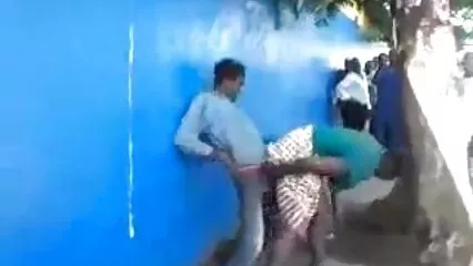 ہولی ہینڈرکس ایک دوست سے ملنے غربی سیکسی جاتی ہے اور اس سے ڈوگی اسٹائل اینل سیکس کرتی ہے۔