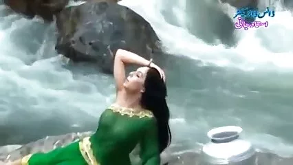 ایک بالغ پڑوسی جس میں چھوٹا دودھ پیتا ہے اس کے پاس اس کے ڈک پر بیٹھنے کے لیے آیا۔ سیکسی یرانی