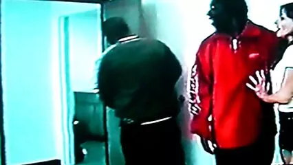 ایک سنہری بیٹی کے ساتھ سیکسی جانور ایک ماں نے ایک بڑے بستر پر ایک تماشے والے آدمی کو ایک تھریسم دیا۔
