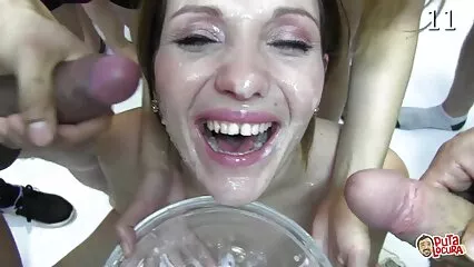 خوشی کے ساتھ نوجوان خوبصورتی نے ایک دوست کے لئے دیسی سیکس ایک گروپ سیکس کا اہتمام کیا۔