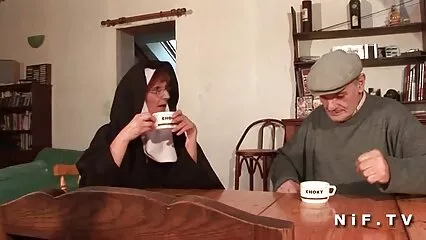 ایک سیکسی جانور آدمی نے ایک جوان خوبصورتی کی منڈائی ہوئی بلی میں بالوں والا لنڈ ڈال دیا۔