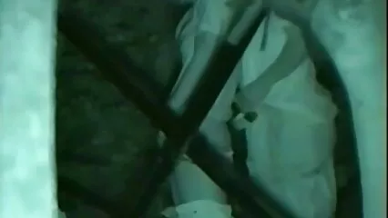 کینسر کے سیکسی فلم پوز میں سرخ بالوں والی لڑکی نے مقعد جنسی تعلقات سے orgasm کا تجربہ کیا۔