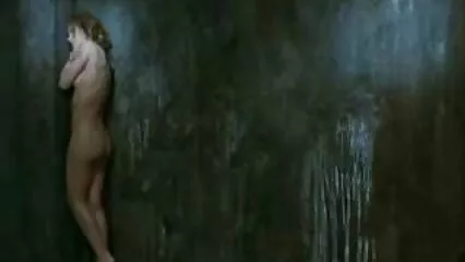 چھاتی اور لنڈ کو جھٹکا دینے کے بعد سوتی ہوئی ماں خود کو ویڈیو عربی سیکسی کیمرہ پر چودنے کے لیے دیتی ہے۔
