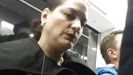 برونیٹ لالچ سے عضو تناسل کو بالکل گیندوں تک نگل لیتی ہے اور اپنی لایو سیکسی قدرتی چھاتی ہلاتی ہے۔