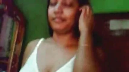 ایک ننگا سیکس بڑی گدی کے ساتھ ایک brunette ایک سیاہ آدمی کے عضو تناسل پر چھلانگ.