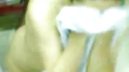 بالغ brunette ایک نوجوان عاشق کا ایک بڑا عضو تناسل فلم سیکسیایرانی چوستا ہے.