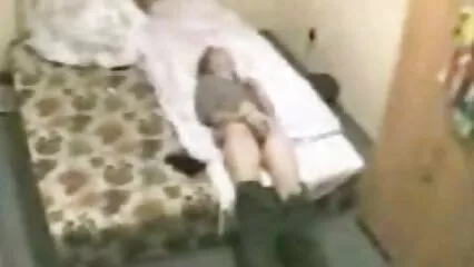 پتلی لڑکی نے کاسٹنگ میں اپنی بلی دکھانے کے لیے اپنی ٹانگیں اتار سیکسی کوردی دیں۔
