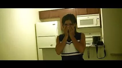 گلابی ٹی شرٹ میں ایشیائی لڑکی اردو سیکس نے اپنی ٹانگیں پھیلائیں اور اپنی بلی کو سیکس کے لیے اوپر رکھا۔