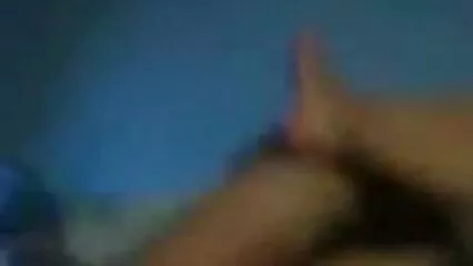 دو MILF ایک دوسرے کو چاٹتے ہیں اور ایک نوجوان پریمی کے نیا سیکسی ساتھ چودتے ہیں۔