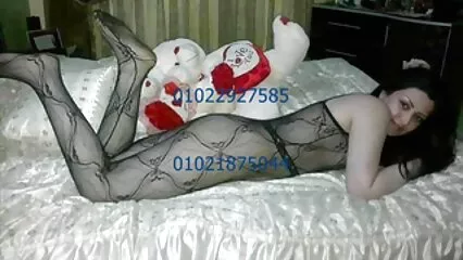 بڑے چھاتی کے ساتھ کاروباری brunette ایک ہوٹل میں ایک کورئیر کو انگلش سیکسی بہکاتا ہے.