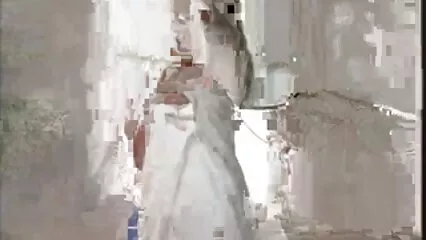 ایک گھوبگھرالی بالوں والا لڑکا گرم سیکسی افعانی مرغ پر نوجوان برونیٹ کی سواری کرتا ہے۔