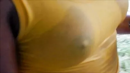 بڑی چھاتی والی ماں اپنے عاشق کے ساتھ سیکس اور orgasm کے لیے اپنی ٹانگیں سیکسی دکھائیں پھیلاتی ہے۔