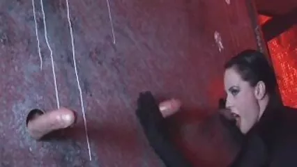 ایک جوان بیوی اپنے گھٹنوں کے بل اپنے سوئے ہوئے شوہر کے ایک رکن کو لذیذ چدائی کی امید کاجل سیکسی میں جھٹکا دیتی ہے۔