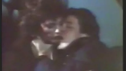 آدمی نے بڑے دودھ کے ساتھ ایک خوبصورت کتیا سایتهای سیکسی کو چودا۔