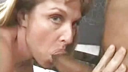خود اعتماد پک اپ آرٹسٹ بار میں ایک خوبصورت سنہرے بالوں والی کو اٹھاتا انڈیا سیکس ہے اور اس کے مقعد کو چودتا ہے۔