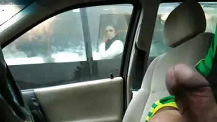 پتلی brunette سڑک فیلمی سیکسی پر کھیلوں کے میدان پر ایک گنجے جاک کے ساتھ fucks.