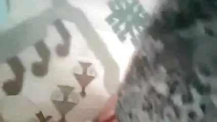 لڑکے کا لنڈ سرخ جوئے پر کھڑا تھا اور یہ ایک سیکسی پسر وجہ سے vzhzhzh ہے۔