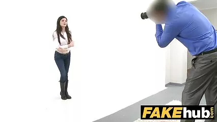سنہرے بالوں والی نے ہوس زدہ پڑوسی کو تازہ سیکسی تصویر ہوا میں مقعد دیا۔