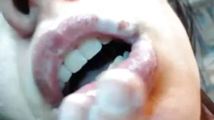 ایک خوبصورت لڑکی اپنا سیکسی کتا منہ اور بلی ایک فرانسیسی شیف کے لنڈ کے نیچے رکھتی ہے۔